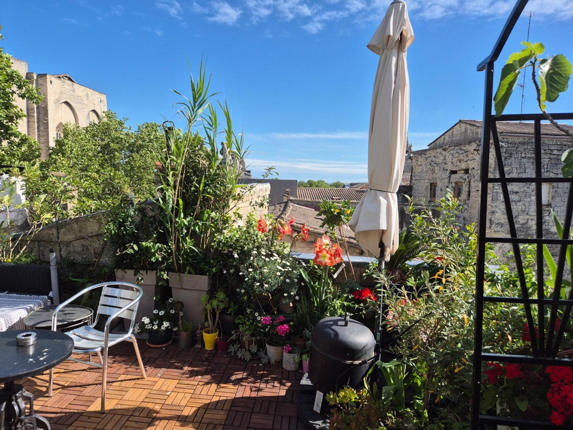 Apartamento Un Nid Sur Les Toits Face Au Palais Des Papes Aviñón Habitación foto